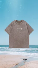Remerón verde con estampa de palmeras en la espalda, corte holgado y mangas cortas.