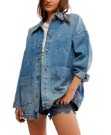 Campera de jean celeste de corte holgado con cuello clásico, cierre con botones y cuatro bolsillos frontales.