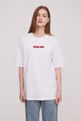 Remera gris oscuro con estampado frontal con la palabra "Darling" en blanco.