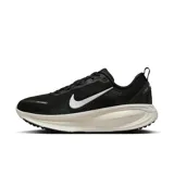 Championes de running Nike Vomero 18, color negro con detalles en blanco.