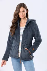 Campera de sherpa color gris oscuro, con capucha, cierre frontal y bolsillos laterales. Tiene detalles en cuero marrón en los cierres y un parche de cuero en la manga.