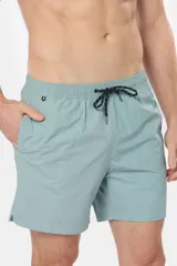 Short de baño azul vibrante, de corte clásico y largo medio, con cintura elástica y cordón ajustable. Cuenta con bolsillos laterales y suspensor de malla fina interior.