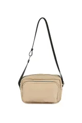 Bandolera color beige con correa larga negra ajustable. Tiene dos compartimentos con cierre y un bolsillo frontal con cierre.