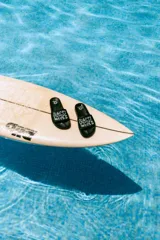 Sandalias negras con la inscripción "Glassy Waves" en blanco.