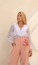 Blusa celeste con cuello en V y volados, mangas largas abullonadas y lazos en el escote.