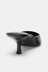 Zapato tipo mule destalonado de cuero negro, con punta fina y tacón kitten de 6 cm.