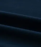 Camisa de vestir blanca, corte slim, cuello clásico, manga larga y abotonadura frontal.