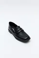Mocasín negro de cuero sintético con punta cuadrada y detalle de bordado a tono en la capellada. Taco de 2,5cm.