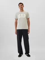 Remera negra de algodón con logo GAP estampado en blanco en el pecho.
