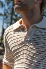 Remera de hombre color beige, tejida a crochet, con cuello polo y mangas cortas.
