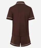 Conjunto de pijama americano corto color marrón con detalles en blanco, confeccionado en viscolycra. Incluye una blusa de manga corta con cuello solapa y abotonado delantero, y un short con cintura elástica y lazo.