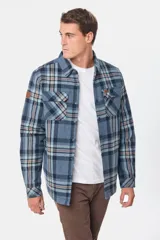 Sobrecamisa de viyela con forro de corderito, diseño a cuadros en tonos azul y crema, de manga larga y cierre frontal.