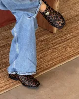 Suecos de cuero vacuno con estampado animal print.