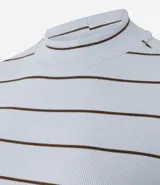 Top de manga corta y cuello redondo alto, confeccionado en tejido rib de algodón, poliéster y elastano, con estampado de rayas horizontales finas en azul marino sobre fondo crudo.