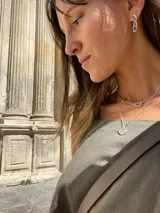 Aros colgantes plateados con forma de eslabones de cadena.