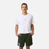 Bermuda verde militar con cintura elástica ajustable con cordón, bolsillos laterales y parche con diseño de montañas en la pierna izquierda.