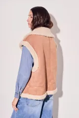 Chaleco oversize color camel, confeccionado en cuero vegano con forro suave.