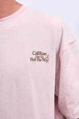 Remera blanca de corte holgado con pequeño estampado en el pecho.