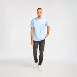 Remera celeste de algodón con bolsillo en el pecho izquierdo y logo de CAT bordado en negro. Corte clásico y mangas cortas.