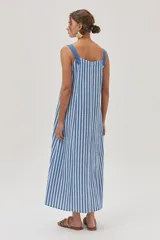 Vestido midi celeste y blanco a rayas verticales, con breteles anchos y corte recto con tajo lateral.
