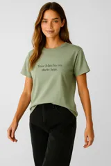 Remera color crema de algodón con cuello redondo y estampado con la frase "In my inner peace era" en letras negras.