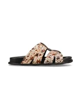 Sandalias con base negra y tiras anchas con estampado animal print de vaca.