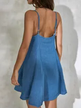 Vestido corto azul de tirantes finos y corte evasé.