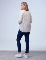 Camisa de rayas de la marca Alexander Jordan, con cuello tipo solapa, abertura central con botones y un bolsillo en la parte delantera.