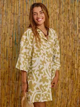 Camisa oversize con estampado abstracto en tonos verde oliva y blanco, de manga 3/4 y cuello camisero.