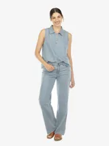Musculosa de denim celeste, con cuello polo, escote en V con botones, sin mangas, de fit amplio y terminación desflecada.