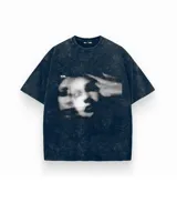 Remera negra con efecto gastado y estampado de una cara con una mano apuntando a la cabeza.