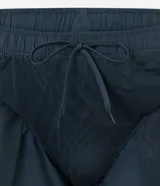 Bermuda deportiva color verde oliva, confeccionada en tejido tecnológico con toque leve y elástico. Cuenta con cintura elástica, cordón interno, bolsillos laterales y estampado reflectivo lateral.