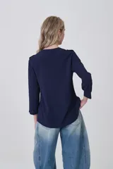 Camisa de manga larga con cuello mao y estampado paisley en tonos blanco, verde oliva y rosado. Presenta un calce holgado y bolsillos frontales.