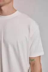 Remera color crudo de corte recto y mangas cortas.