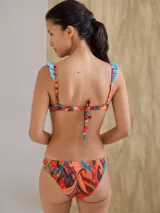 Bombacha de corte vedetina color negro con estampado de flores blancas.