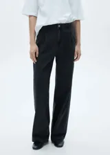 Pantalón de jean negro de corte recto, tiro medio, con pinzas delanteras, cierre de cremallera y botón.