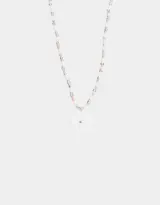 Collar corto de cuentas blancas, celestes y rosadas, con dije de flor blanca con centro azul, dije de caracol y dije de corazón dorado.