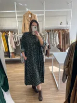 Vestido midi de pana fina con estampado animal print en tonos verde y negro, corte oversize y mangas 3/4.