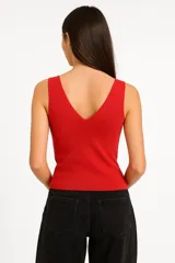 Musculosa roja de punto con escote en V y breteles anchos.