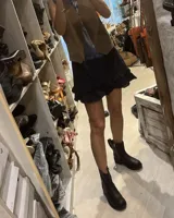 Botín marrón de cuero vacuno, con caña media, cierre lateral y suela de goma.