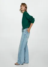 Chaqueta bomber verde esmeralda de lino y lyocell, con cuello redondo, cierre frontal con botones a presión, cintura y puños elásticos, dos bolsillos de parche con solapa en el pecho y corte cropped.