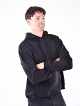 Buzo hoodie negro con cordones ajustables y bolsillo tipo canguro. Estampado pequeño en el pecho.