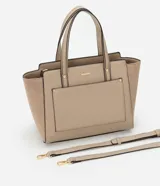 Cartera mediana color beige con paneles laterales de gamuza, doble asa de mano y correa larga desmontable.