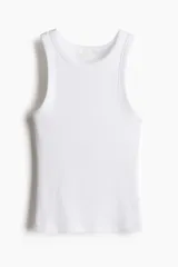 Musculosa blanca de punto de algodón acanalado, corte entallado, cuello redondo y ribete fino en escote y sisas.
