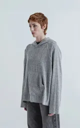 Hoodie gris de lanilla con textura, corte oversize crop y costuras expuestas.