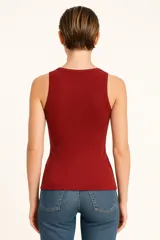 Musculosa negra de algodón con breteles anchos, corte al cuerpo y cuello redondo.
