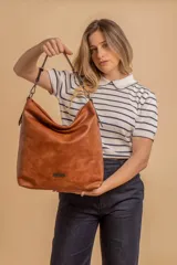 Cartera bandolera color marrón claro, de símil cuero, con dos divisiones internas, asa corta fija y correa larga regulable.