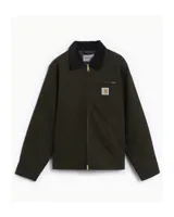 Chaqueta de lona marca Carhartt modelo Detroit en color negro. Presenta un cuello de pana en contraste, cierre frontal de cremallera metálica, un bolsillo con cierre en el pecho con el parche del logo de la marca y dos bolsillos laterales abiertos.