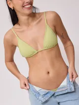 Top de bikini triangular color fucsia, con tirantes finos y espalda ajustable.