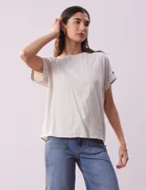 Blusa de lino color blanco con rayas verticales, de la marca Cable & Gauge. Tiene hombros con aplique de botones.